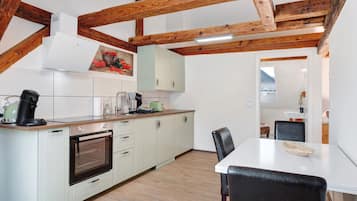Fridge, oven, stovetop, coffee/tea maker