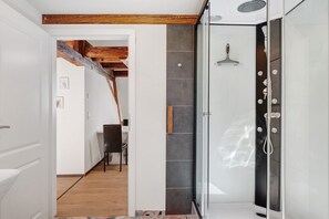 Bruser, hårtørrer, håndklæder