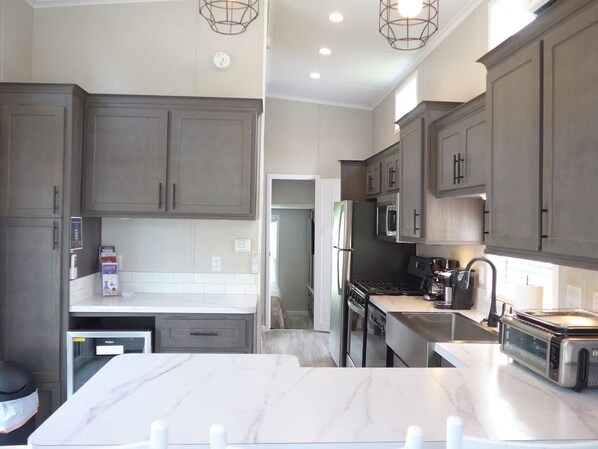 Een koelkast, een microgolfoven, een oven, een kookplaat