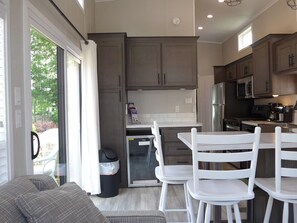 Een koelkast, een microgolfoven, een oven, een kookplaat