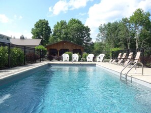 Een verwarmd zwembad