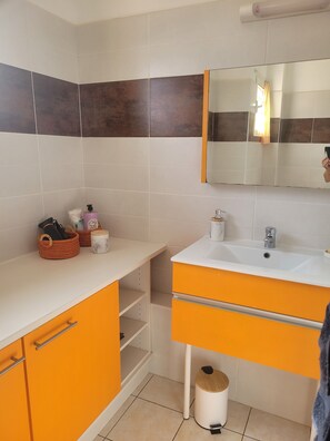 Shower, hair dryer, towels, toilet paper