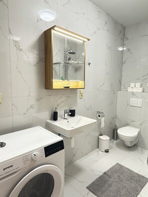 Douche, sèche-cheveux, serviettes fournies, savon