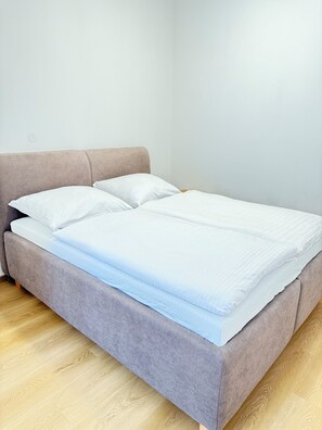 1 chambre, fer et planche à repasser, accès Internet, draps fournis