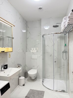 Douche, sèche-cheveux, serviettes fournies, savon