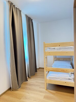 1 soverom, strykejern/-brett, internettilgang og sengetøy