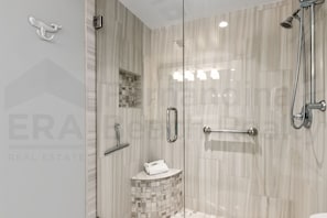 Douche, serviettes fournies