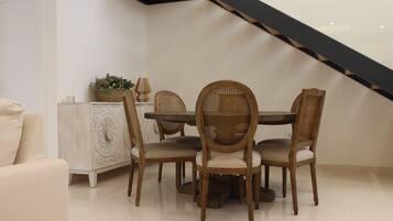 Een 40-inch flatscreentelevisie met digitale zenders en vloerwarming