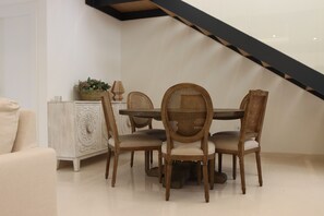 40-英寸纯平电视 （配备数码频道）、加热地板