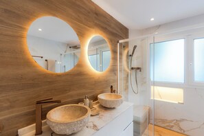 Dusche, Haartrockner, Bidet, Handtücher