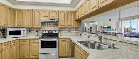 Refrigerador, microondas, horno y parrilla de estufa