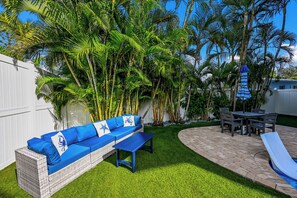 Outdoor dining - Book now: arrive Jan 5-31 golf cart included (Anna Maria)