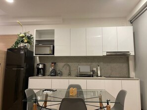 Geladeira, micro-ondas, fogão, cooktop