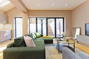 Smart TV - Prime Central Base! 3BR/3BA Apt w/ Courtyard. Ideal for Families and Groups. (London)