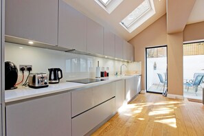 Private kitchen - Prime Central Base! 3BR/3BA Apt w/ Courtyard. Ideal for Families and Groups. (London)