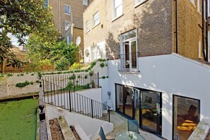 Property grounds - Prime Central Base! 3BR/3BA Apt w/ Courtyard. Ideal for Families and Groups. (London)
