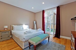 Iron/ironing board, WiFi, bed sheets - Prime Central Base! 3BR/3BA Apt w/ Courtyard. Ideal for Families and Groups. (London)