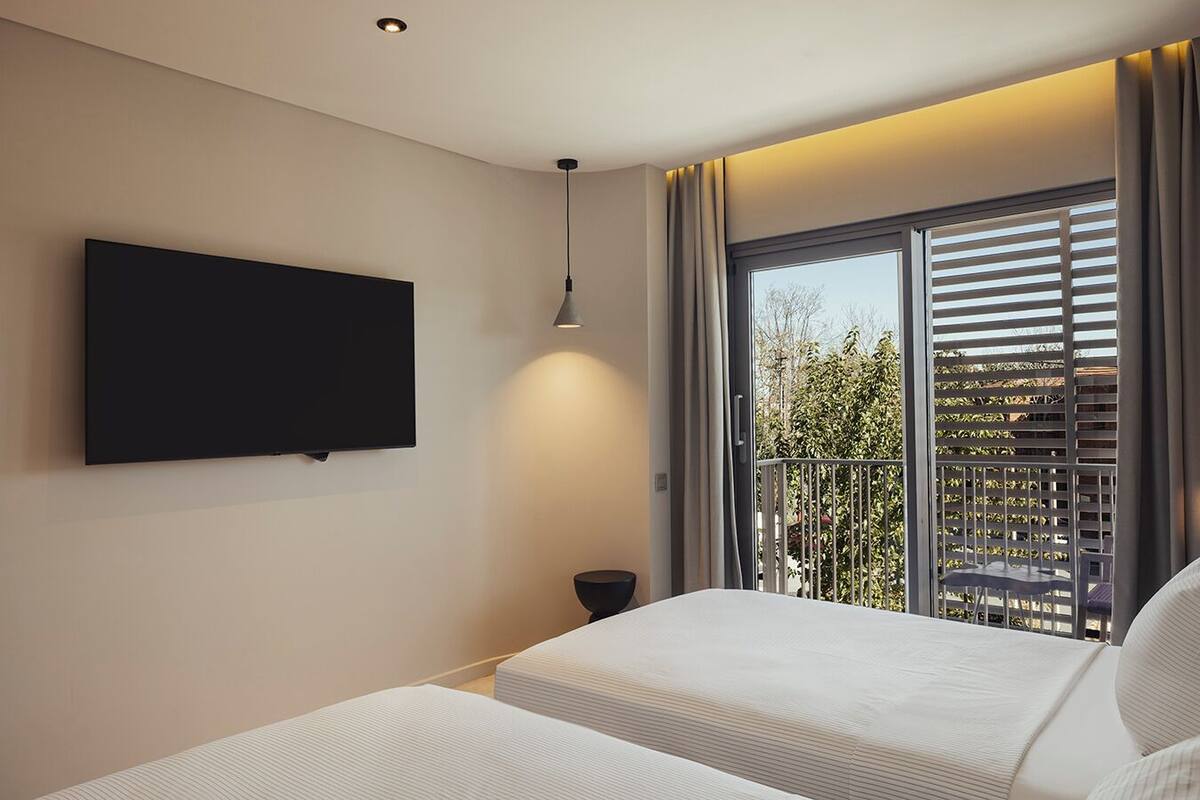 Een kluis op de kamer, een strijkplank/strijkijzer, gratis wifi