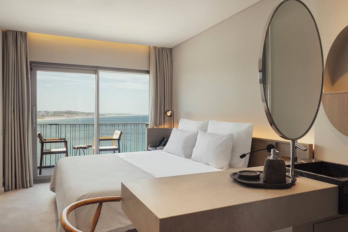 Standaard tweepersoonskamer, uitzicht op zee | Een kluis op de kamer, een strijkplank/strijkijzer, gratis wifi