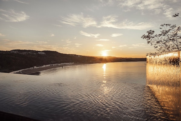 Outdoor pool, pool umbrellas, sun loungers - Dayone Kilyos Hotel (Sariyer)