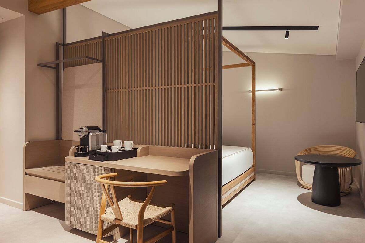 Junior suite, uitzicht op bergen | Een kluis op de kamer, een strijkplank/strijkijzer, gratis wifi