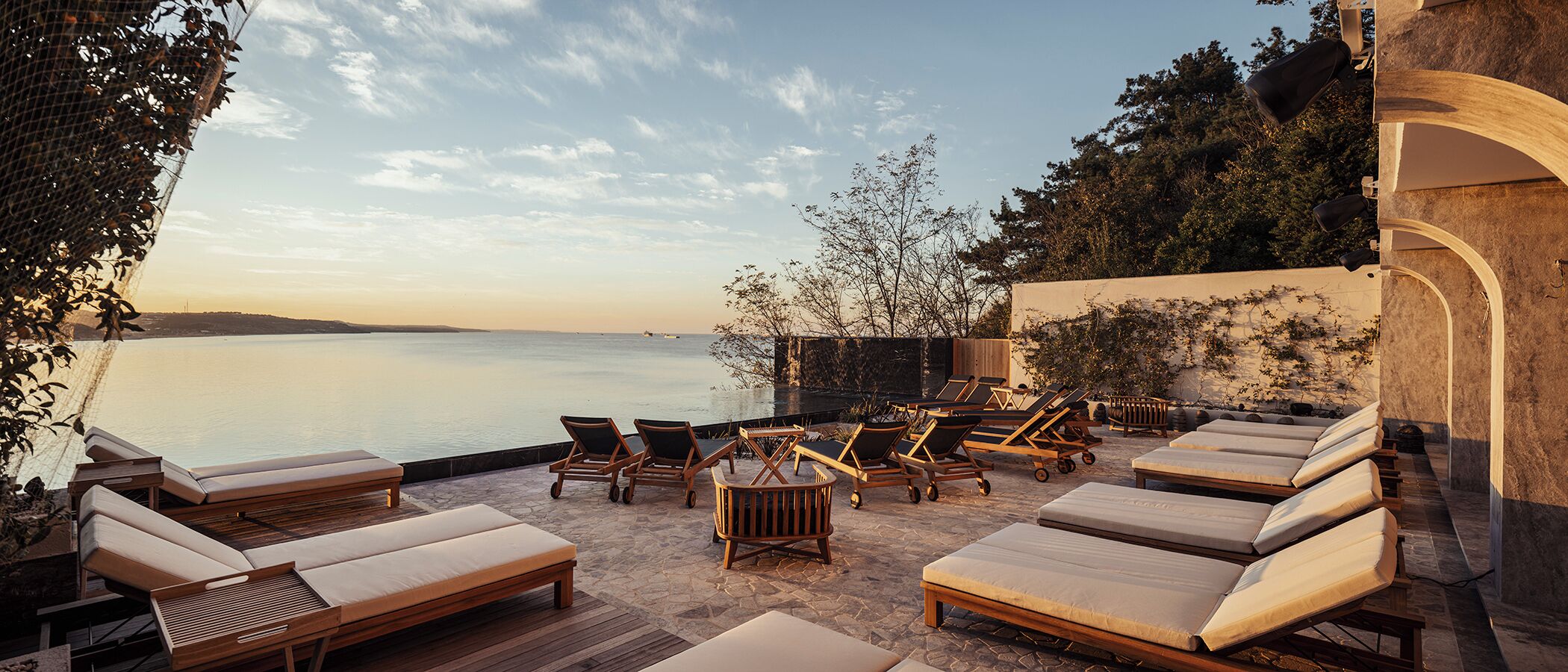 Außenpool, Sonnenschirme, Liegestühle