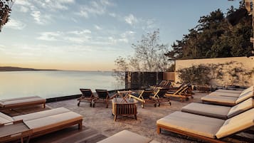 Piscine extérieure, parasols de plage, chaises longues
