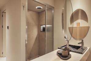 Standaard tweepersoonskamer, uitzicht op bergen | Een kluis op de kamer, een strijkplank/strijkijzer, gratis wifi