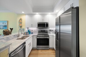 Fridge, microwave, oven, stovetop - Crystal Shores 905 by Liquid Life (Gulf Shores)