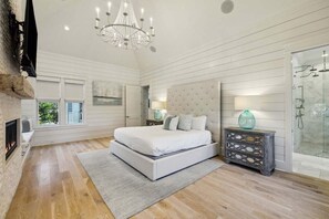 7 bedrooms, desk, iron/ironing board, travel cot