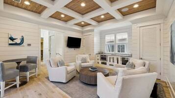 Smart-TV, Kamin, Bücher, Arbeitsbereiche