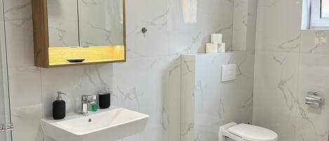 مجففات شعر، مناشف، صابون، ورق حمّام