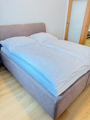 1 chambre, fer et planche à repasser, accès Internet, draps fournis