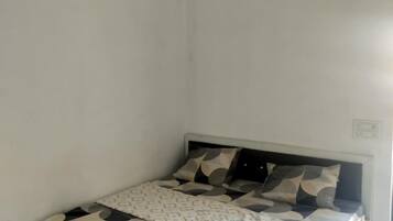 Kamar Double | Tempat tidur lipat/tambahan, Wi-Fi gratis, dan seprai linen