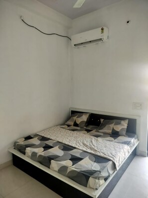 Chambre double | Lit d’appoint (supplément), accès au Wi-Fi (inclus), literie fournie