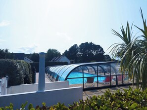 Innendørsbasseng og et oppvarmet basseng