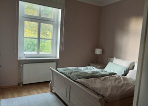 4 bedrooms, iron/ironing board, Internet, bed sheets