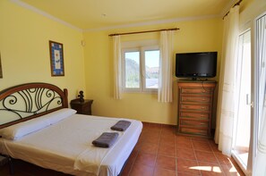 4 bedrooms, iron/ironing board, Internet, bed sheets - Villa con Piscina y vistas cerca de Playa el Portet (Teulada)
