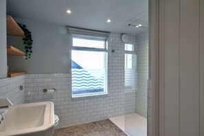Dusche, Haartrockner, Handtücher