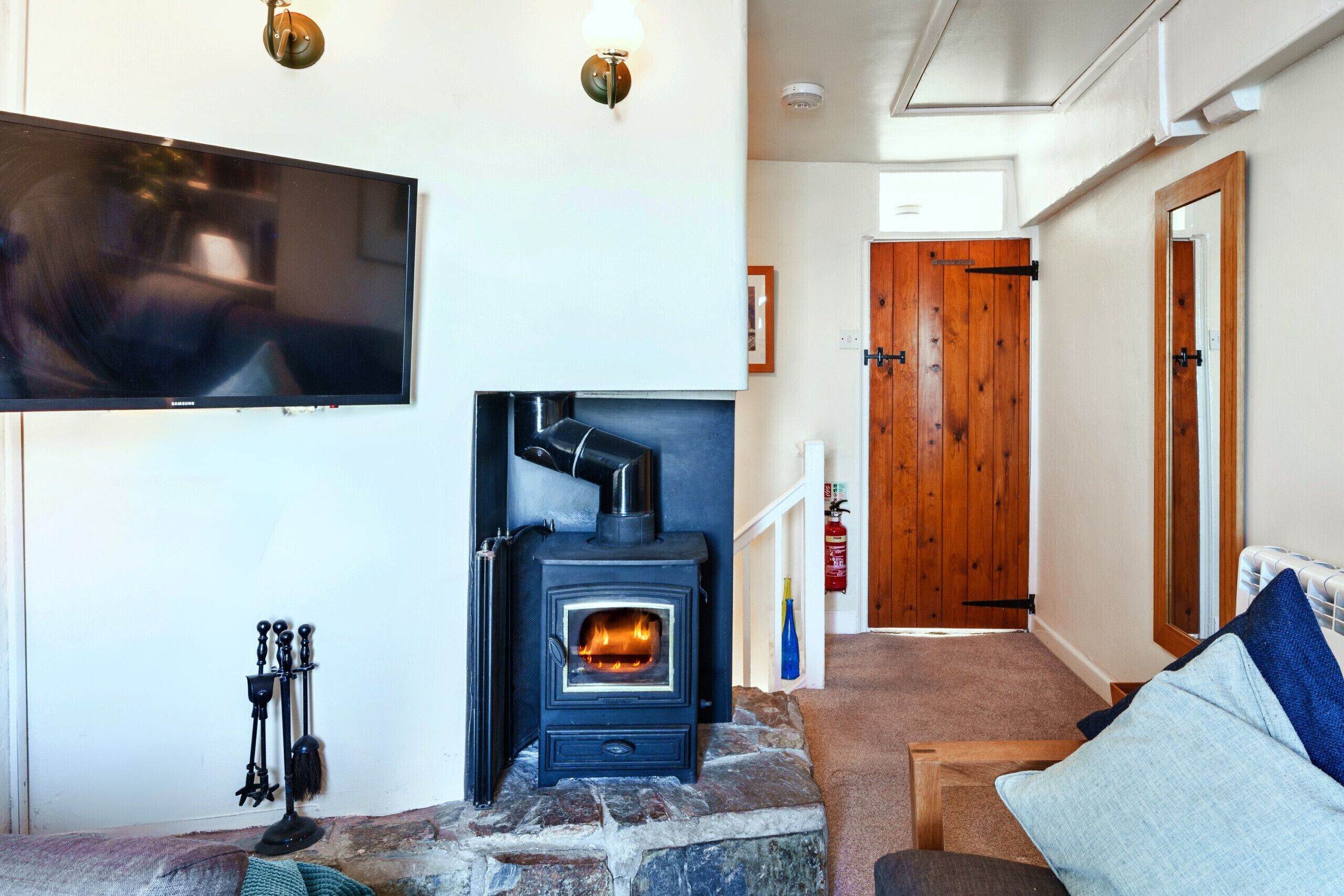 TV, fireplace