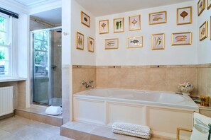 Een douche, een haardroger, een bidet, handdoeken