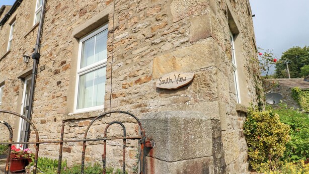 Un edificio de piedra con un cartel que dice "South View".