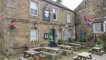 تناول الطعام بالخارج