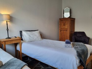 3 habitaciones, tabla de planchar con plancha, wifi y ropa de cama 