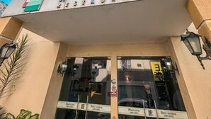 A building with a sign reading "Vesconde Restaurante" and a flag above it. - Hotel Visconde  (Sobral)