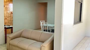 Frigobar, escrivaninha, Wi-Fi de cortesia, roupa de cama
