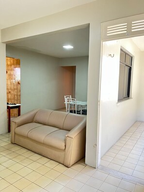 Minibar, escritorio, wifi gratis y ropa de cama 