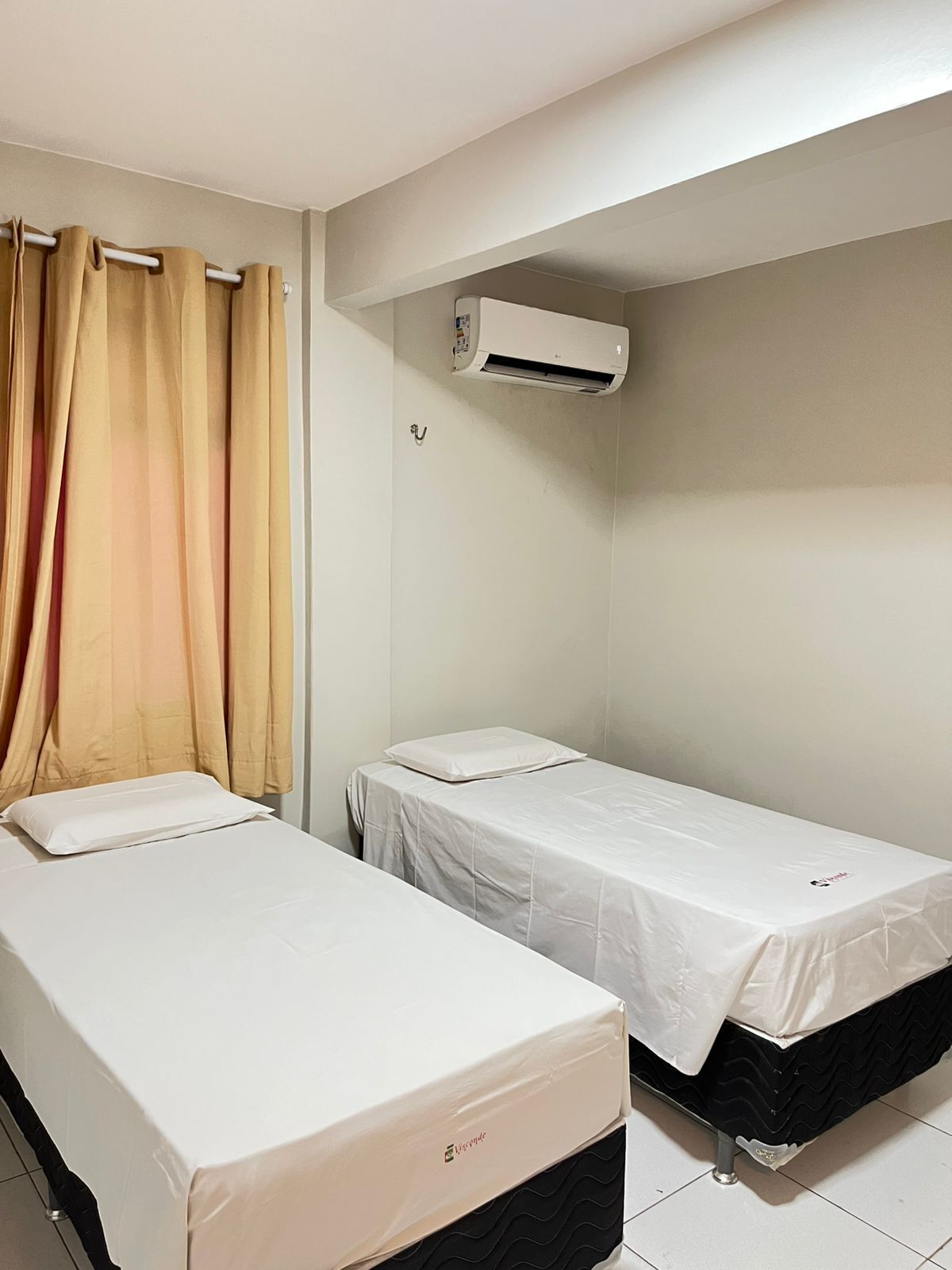 Standard Twin Room | Minibar, desk, WiFi (free), bed sheets