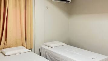 Standard Twin Room | Minibar, desk, WiFi (free), bed sheets
