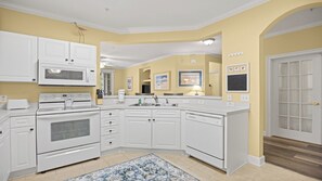 Een koelkast, een magnetron, een oven, een vaatwasser